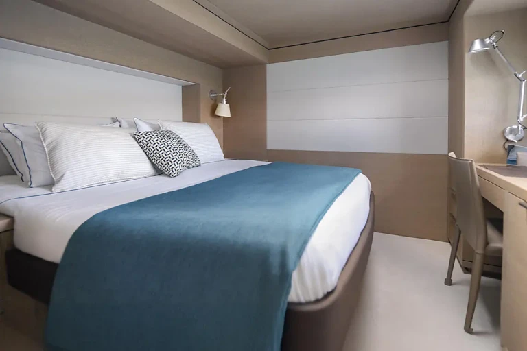Doppelzimmer mit Schreibtisch auf dem Katamaran Spirit of Ponant