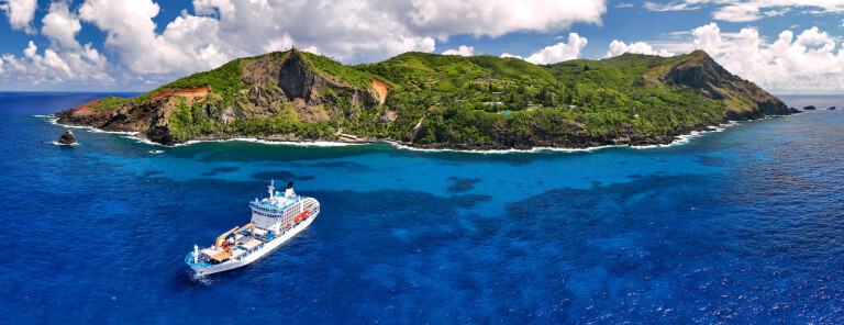Aranui 5 vor Pitcairn Island