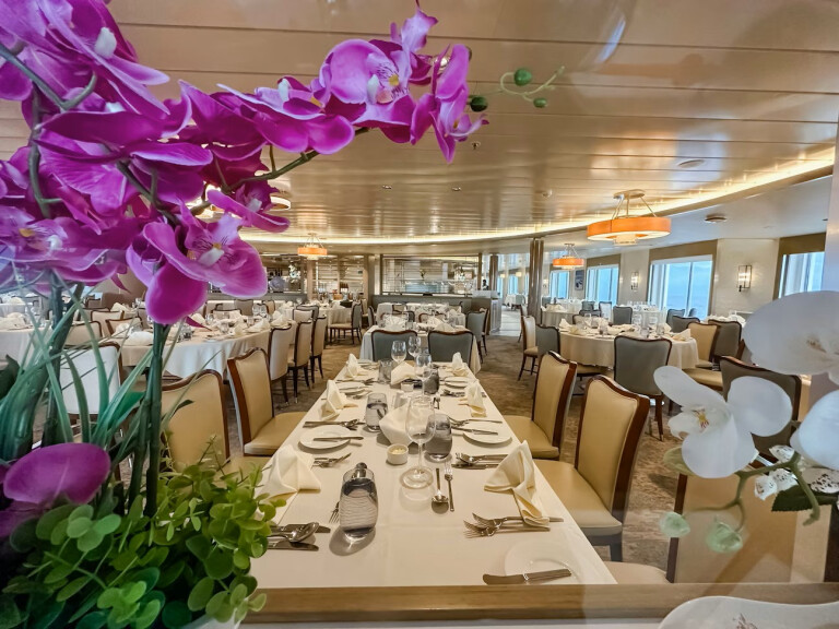 Restaurant an Bord der Greg Mortimer