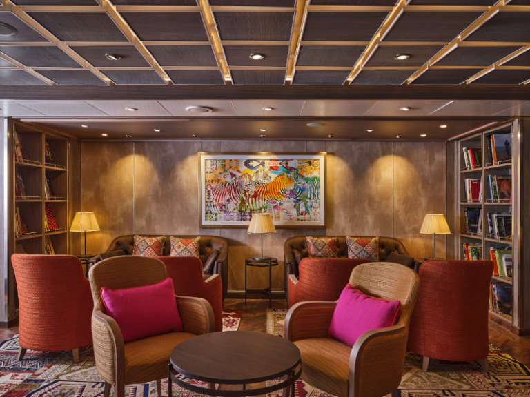 Silversea Leselounge mit kleiner Bibliothek an Bord